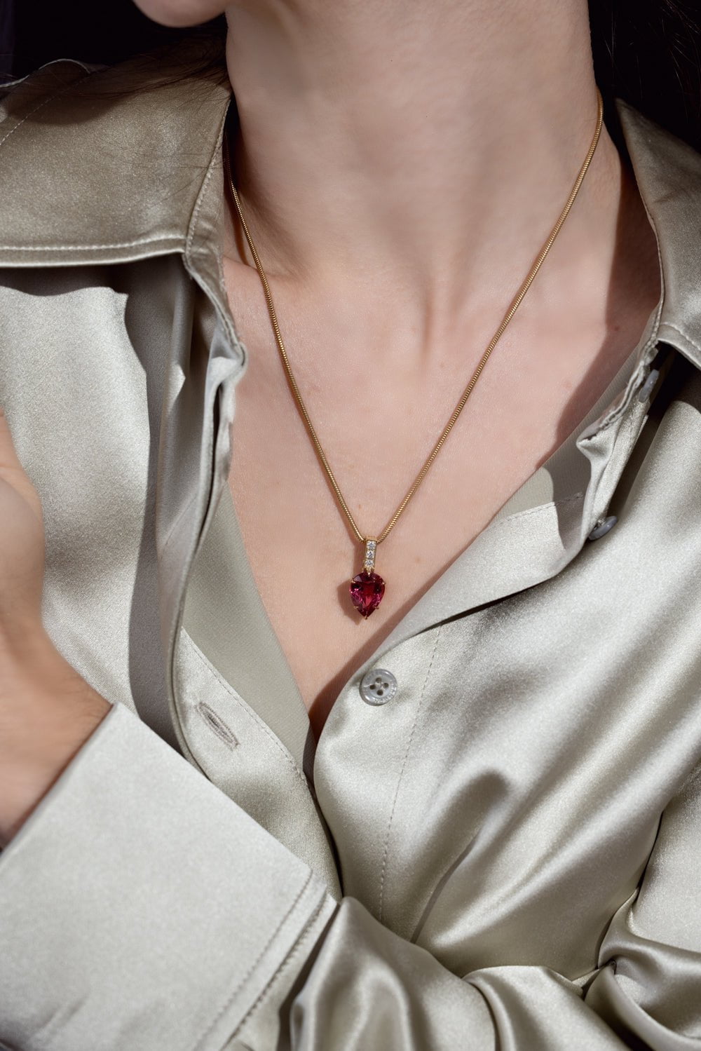 Stunning 18K Yellow Gold Arrow Pendant Necklace with Pink Tourmaline and Diamonds